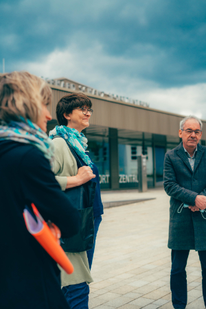 Saskia Esken, Bürgermeister Clemens Götz, Franziska Binczik (Leiterin des Familienzentrums), Foto: Ansgar Wörner